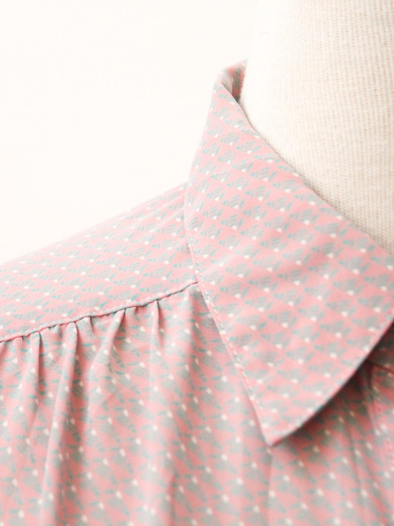 Retro Japanese enamel pink geometric printed long-sleeved thin vintage shirt - เสื้อเชิ้ตผู้หญิง - เส้นใยสังเคราะห์ สึชมพู