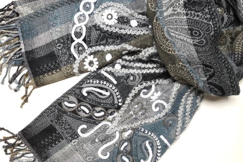 M31仙女星工作室 【精品禮盒】喀什米爾水煮羊毛手工刺繡圍巾披肩綠灰藍白線釘珠款