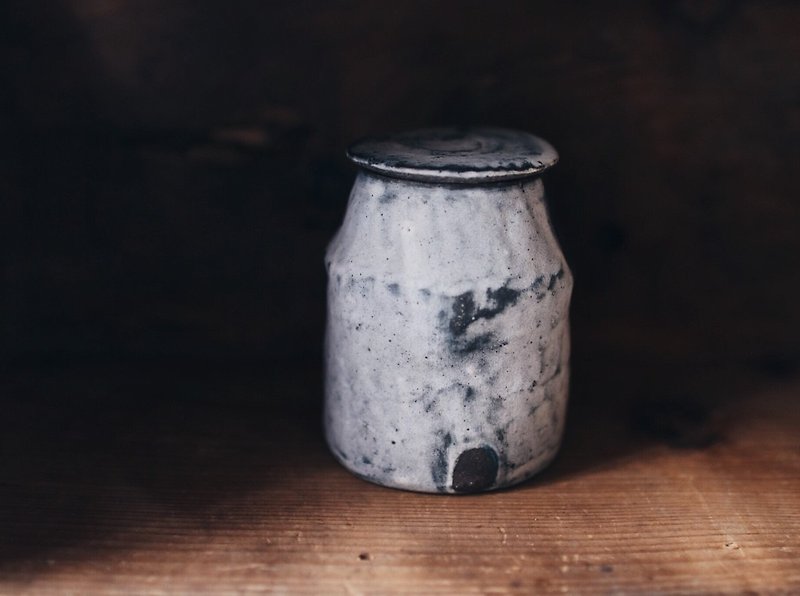 Zhang Zhongyu with a clay pot A - Teapots & Teacups - Pottery Gray