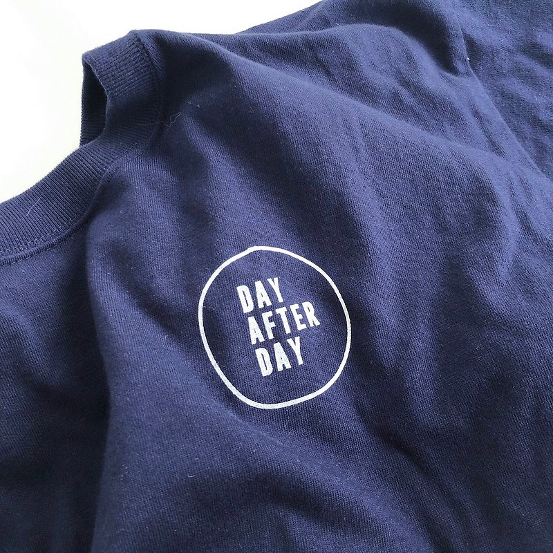 DAY AFTER DAY NAVY 手工絹印 短袖T恤 - 中性衛衣/T 恤 - 棉．麻 藍色