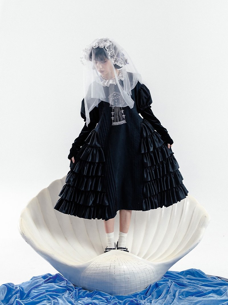 Meugler Niu Chou Island to Love Roland single line embroidery black classical dress girl cake skirt - ชุดเดรส - เส้นใยสังเคราะห์ สีดำ