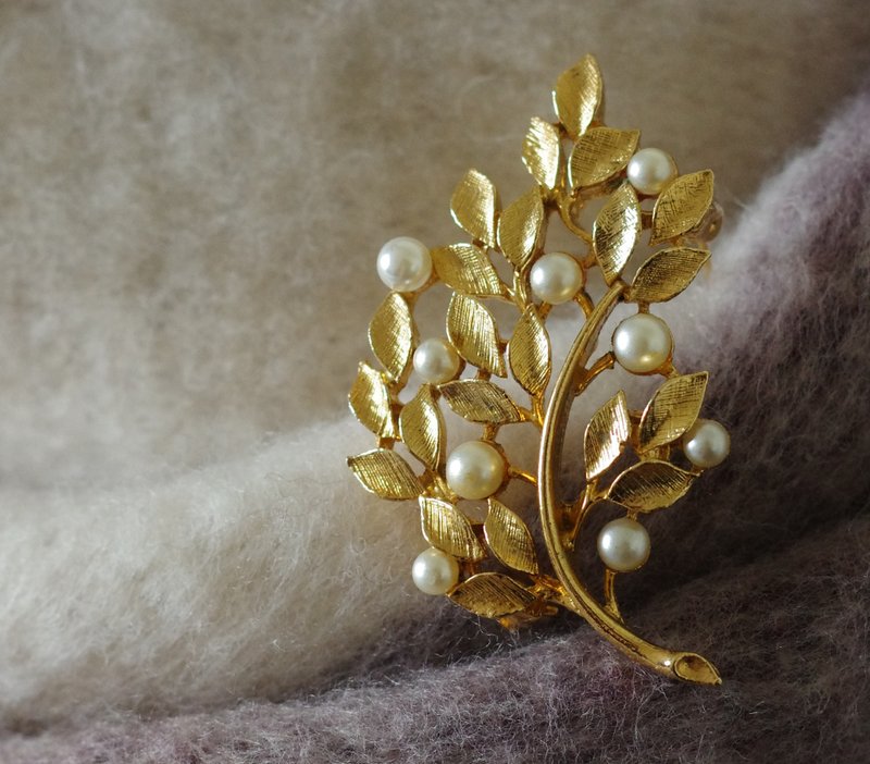 Old and good antique jewelry gold mosaic pearl brooch brooch heart pin B1947 - เข็มกลัด - โลหะ สีทอง