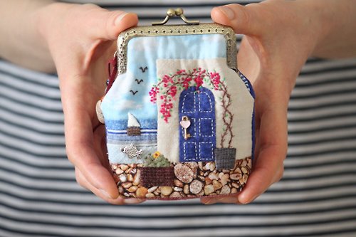 BeePatchwork Summer Embroidery Coin Purse Stitched By Hand with Kiss Clasp Vintage Frame
