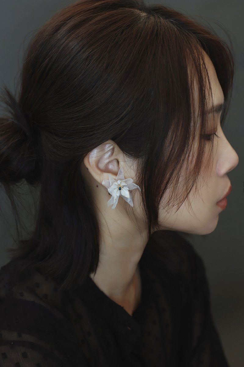 Snowflake crystal resin cloth flower earring design earrings ear Clip-On needle - ต่างหู - เรซิน ขาว