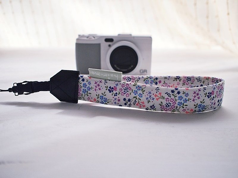 hairmo。小花園單孔手腕相機帶/手機帶(17cm) - 相機/拍立得 - 棉．麻 紫色