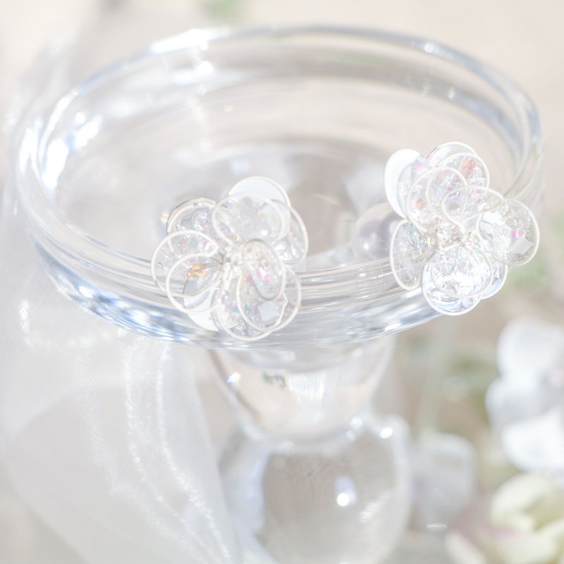 Purely。Snow white camellia / Pendant 925 pure silver ear pin - ต่างหู - เรซิน ขาว