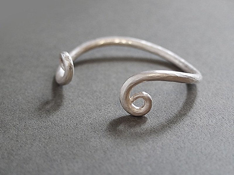 Fern forged sterling silver C-shaped bracelet - Bracelets - Other Metals White