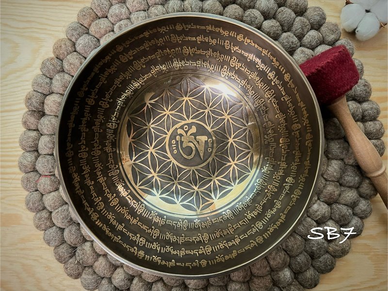 Himalayas. The ultimate healing singing bowl. Fully handmade black gold flower of life. Six-character mantra to calm down - ของวางตกแต่ง - โลหะ 