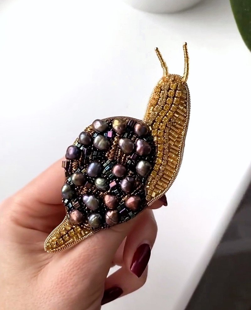 真珠と手作りビーズで作られたブローチカタツムリ - ブローチ - その他の素材 多色