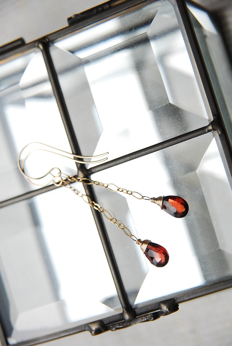 Garnet drop cut figaro chain earrings 14kgf - Earrings & Clip-ons - Semi-Precious Stones Red