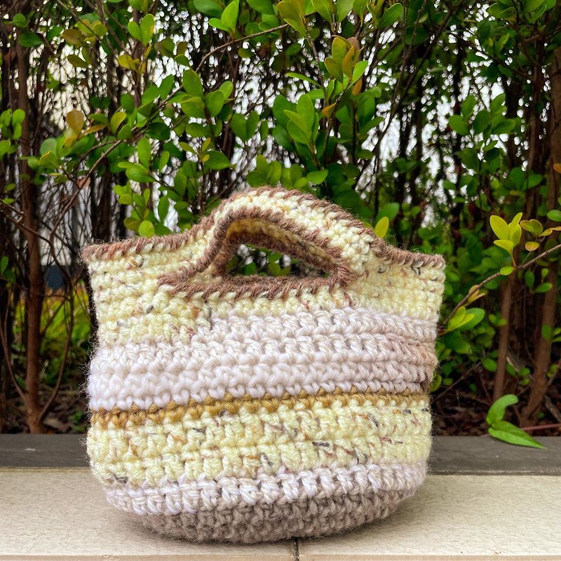Color Block Crochet Tote - Cream Polar Bear - กระเป๋าคลัทช์ - ขนแกะ หลากหลายสี