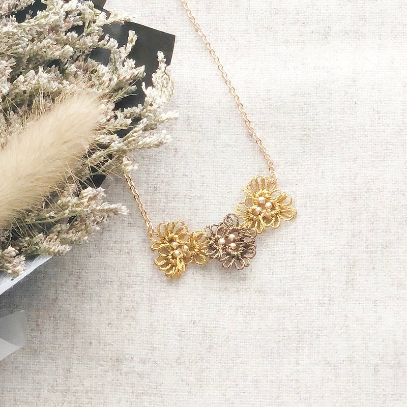 [Customized] Hand-knitted Three Small Flower Necklace Gold Autumn Autumn Winter Series Tatting Necklace - Necklaces - Thread Gold