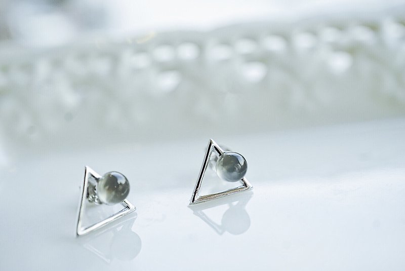 Grey Moonstone Triangle 925 silver earrings - ต่างหู - เครื่องเพชรพลอย สีเทา