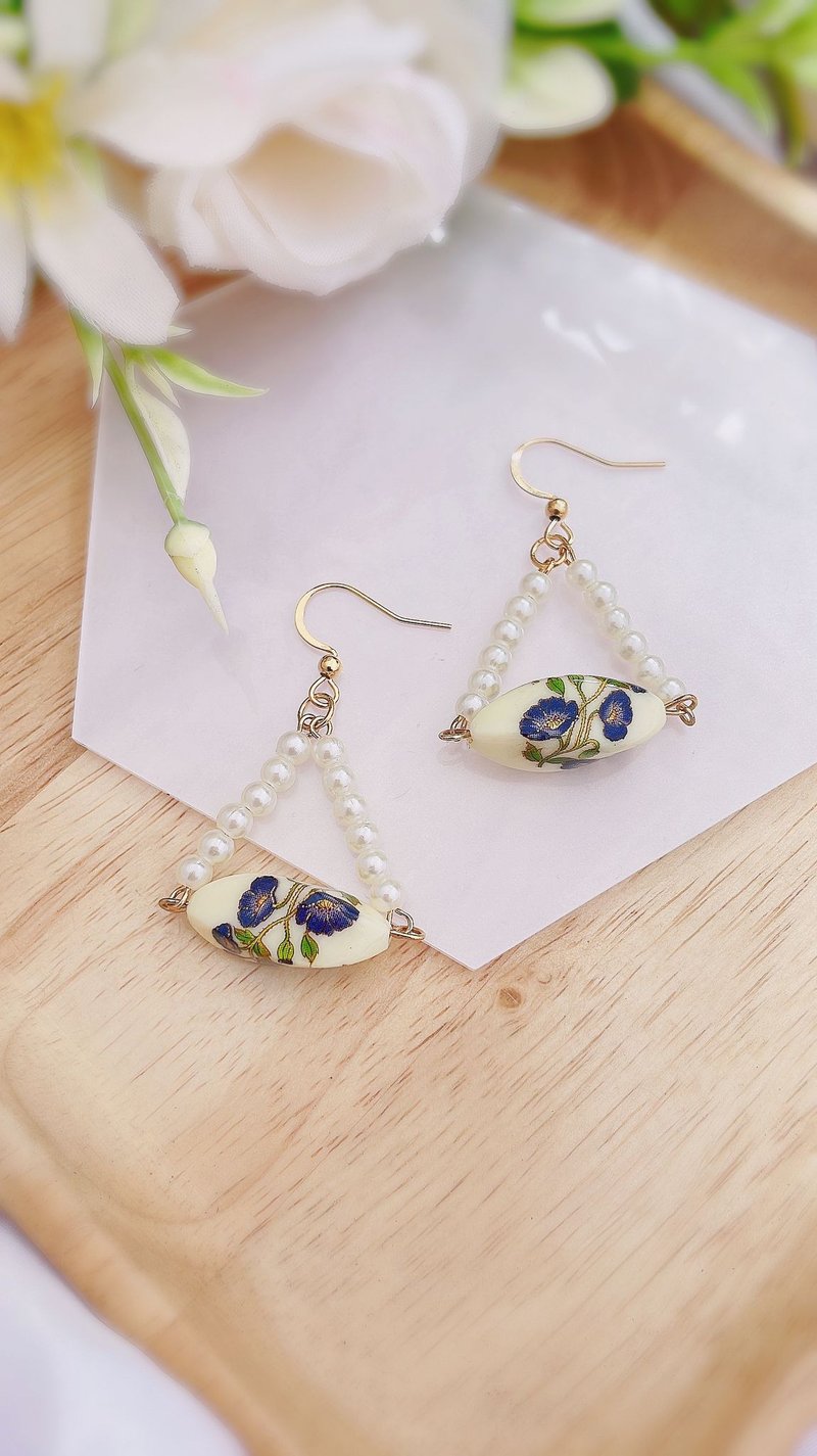 White Twisted Oval Flower Tensha Triangle Pearl Earrings - 耳環/耳夾/耳骨夾 - 其他材質 