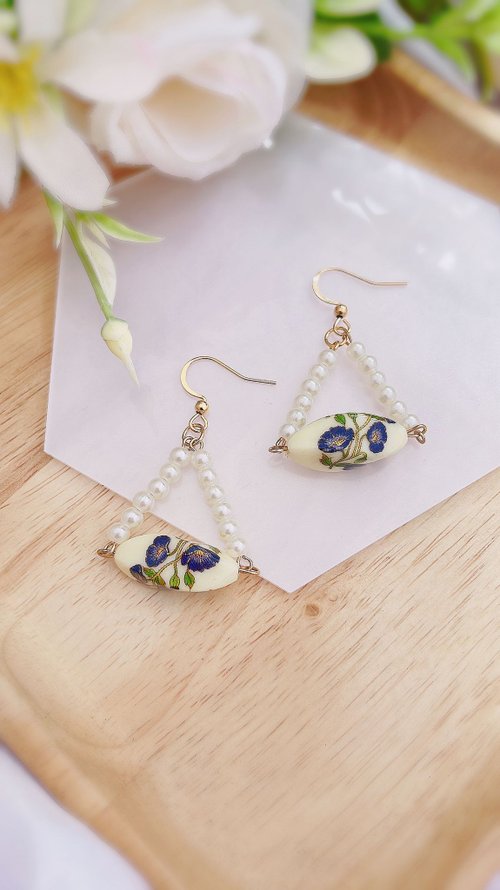 My Magical Dreams Jewelry White Twisted Oval Flower Tensha Triangle Pearl Earrings