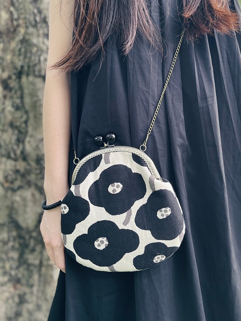 |Little black flowers after the rain| Cross-body chain black beaded kiss lock bag crossbody bag - กระเป๋าแมสเซนเจอร์ - ผ้าฝ้าย/ผ้าลินิน 