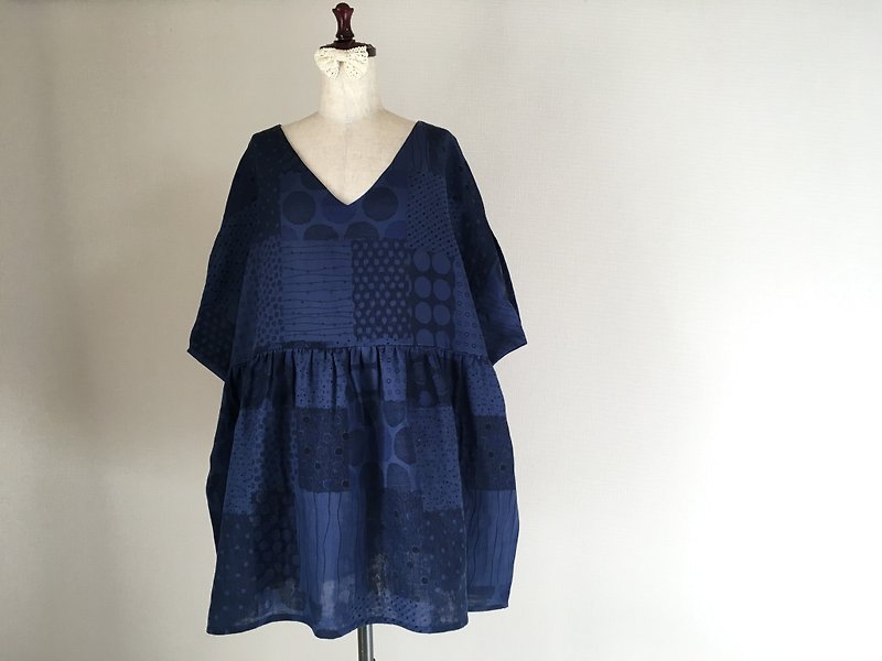 ダブルガーゼのチュニックワンピース　インディゴブルー　ランダムドット柄 - 洋裝/連身裙 - 棉．麻 藍色