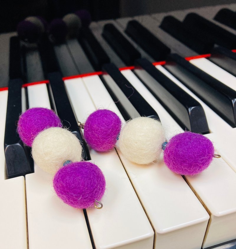 Wet Felted & Needle Felted Felt Balls Earrings - ต่างหู - ขนแกะ 