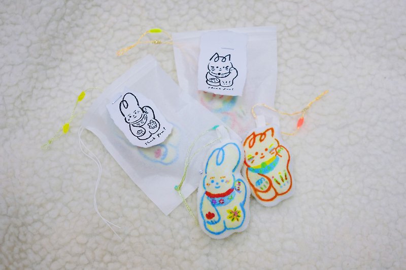 Shuku & Somi Rabbit Cat Doll Mobile Phone Bag Charm | Press belly to make BIBU sound | - พวงกุญแจ - วัสดุอื่นๆ หลากหลายสี