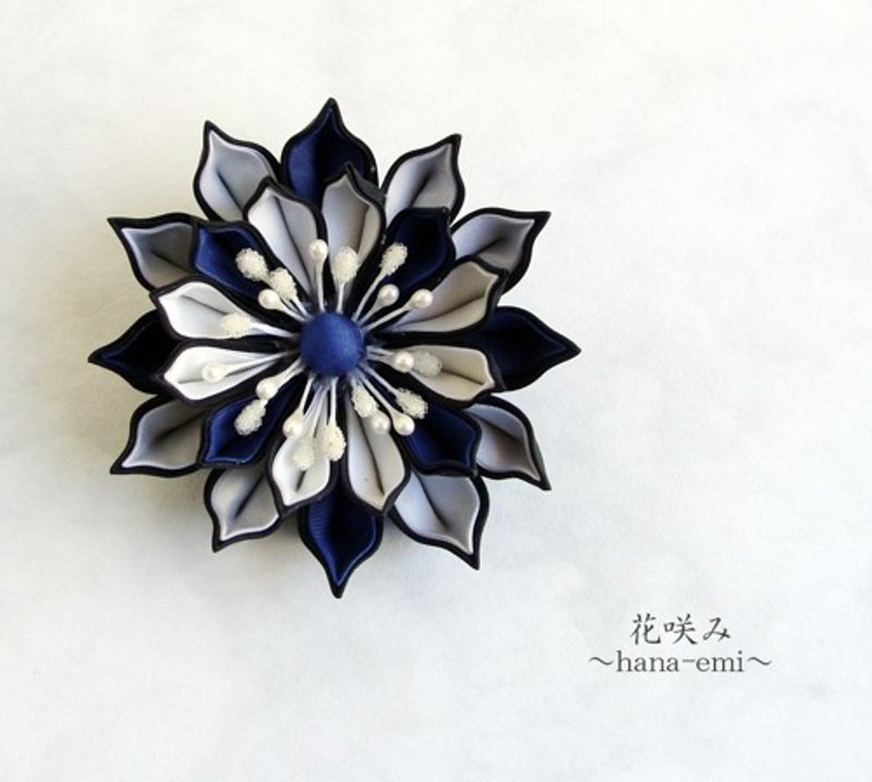 花コサージュ　ブローチ　つまみ細工　青×白×黒 - 胸針 - 棉．麻 藍色