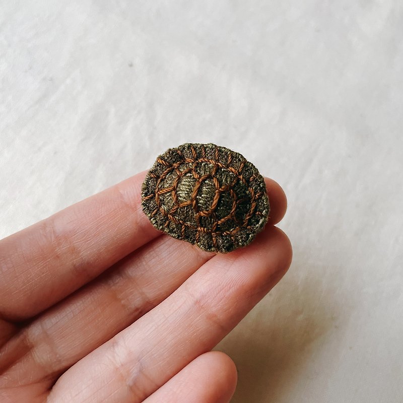琛chiachen | tortoise shell・hand embroidered brooch - Brooches - Thread Brown