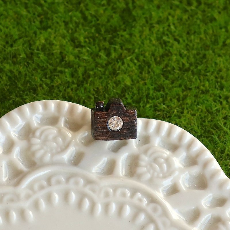 camera wooden earring ( 925 sterling silver studs) one per - ต่างหู - ไม้ สีนำ้ตาล