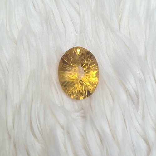charissagemstone 天然橢圓形黃水晶重 11.16 克拉。尺寸 13×17×10 毫米