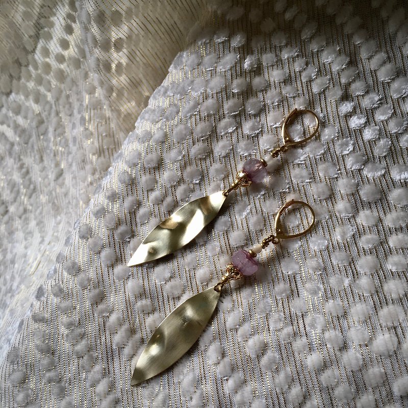 Foggy lilac earrings Clip-On glass earrings - ต่างหู - กระจกลาย สึชมพู