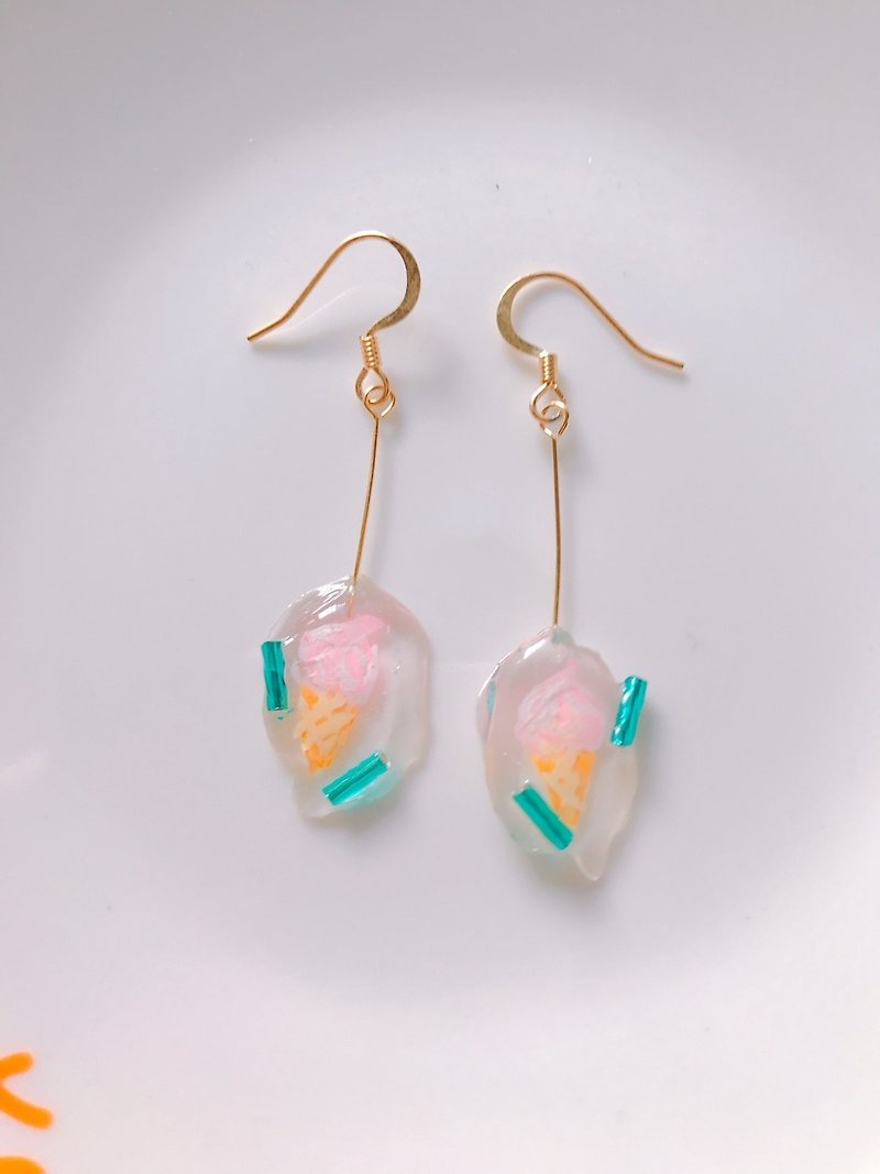 Catch the summer series-strawberry cream dangle earrings - ต่างหู - เรซิน สึชมพู