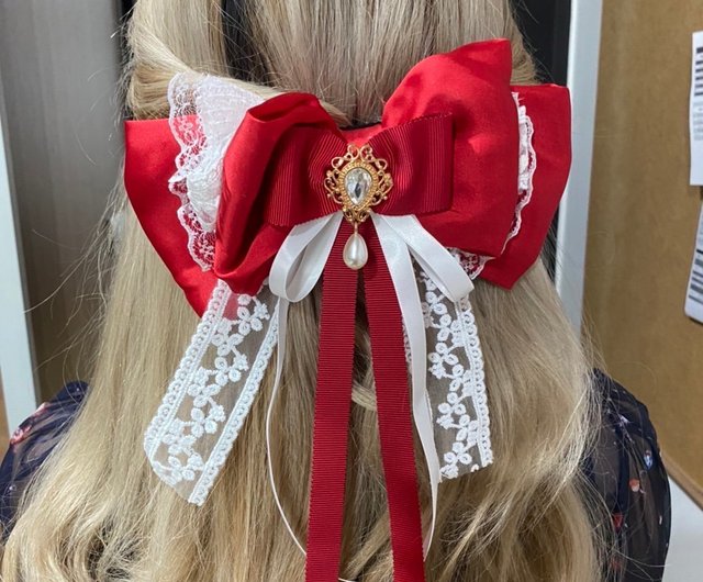 サテンの髪の弓手作りのレースオーバーレイのディテール