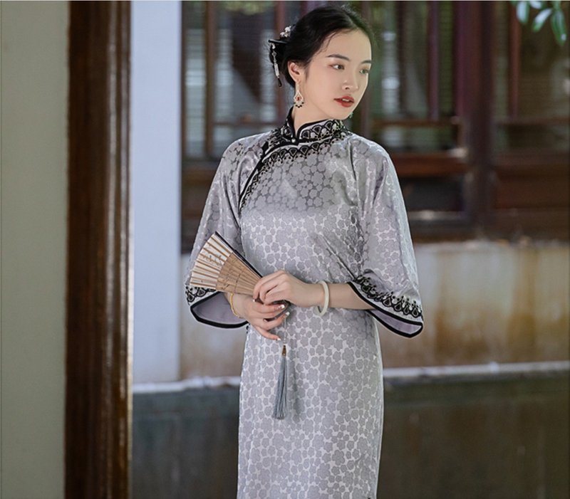 Qionghua Fupin New Chinese Retro Inverted Large Sleeves and Waisted Elegant Ancient Cheongsam - Qipao - Polyester Silver