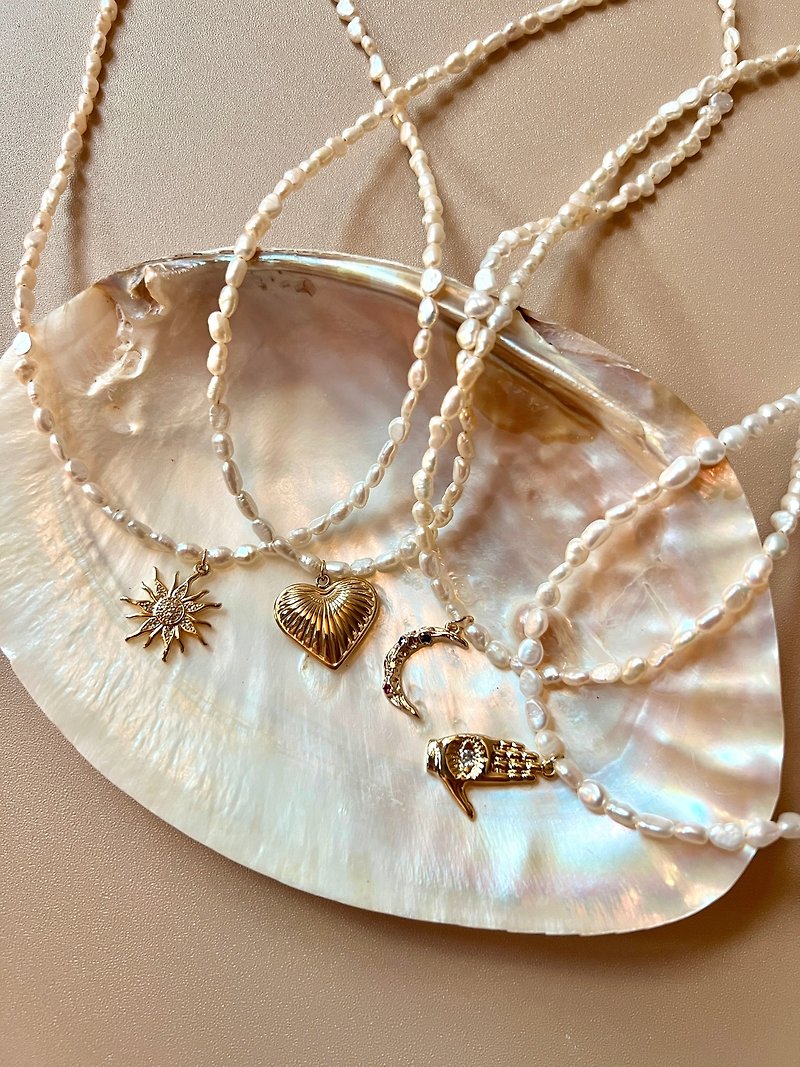 Natural Baroque Spiritual Charms Necklace | Valentine's Day 14K Gold-Plating - สร้อยคอ - ไข่มุก ขาว