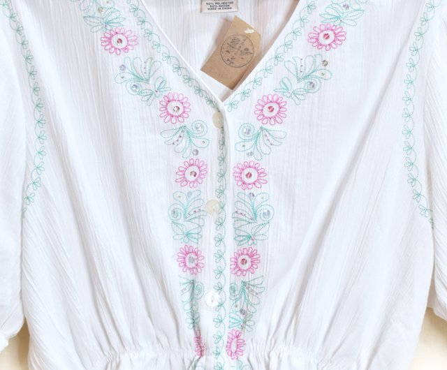 スパンコールの花とヴィンテージリメイククロップド刺繍入り