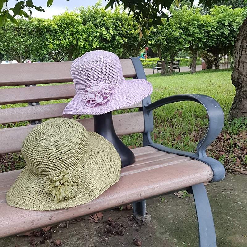 【Handmade】Crochet knitting big flowers, big brim and sun hat for travel - Hats & Caps - Paper 