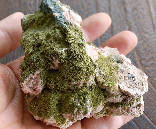天然の樹木の形をした緑色の緑簾石標本。