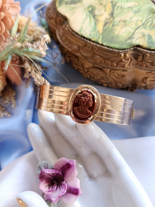 Hale黑爾典藏西洋古董 美國西洋古董飾品/ 法式磚紅浮雕cameo復古手環/早期首飾