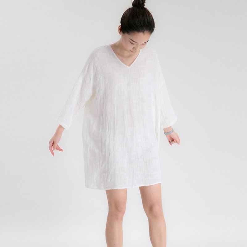 不服 白色亞麻鏤花柔軟長版寬大連身裙 防曬洋裝 罩衫 D170211 - 連身裙 - 棉．麻 白色