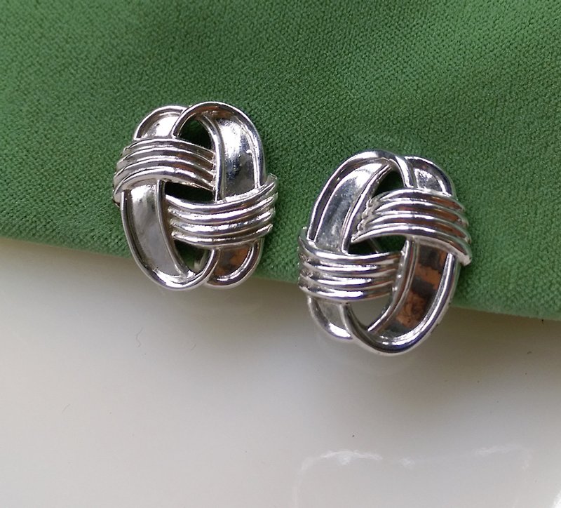 Western antique jewelry. TRIFARI Silver Tone Oval Loop Cord Clip-on Earrings - ต่างหู - โลหะ สีทอง