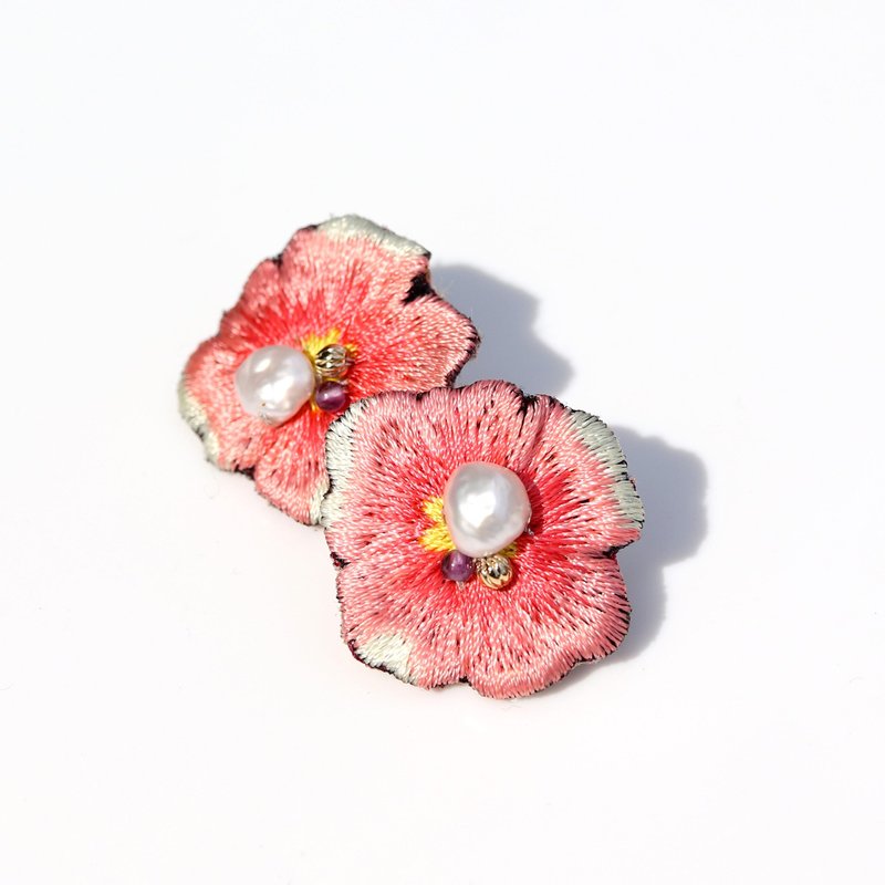 有點大的粉紅  花朵刺繡耳環 - 耳環/耳夾/耳骨夾 - 繡線 粉紅色