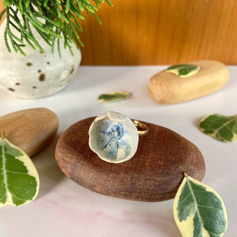 Flower Ring/ Ceramic / jewelry - 戒指 - 陶 白色