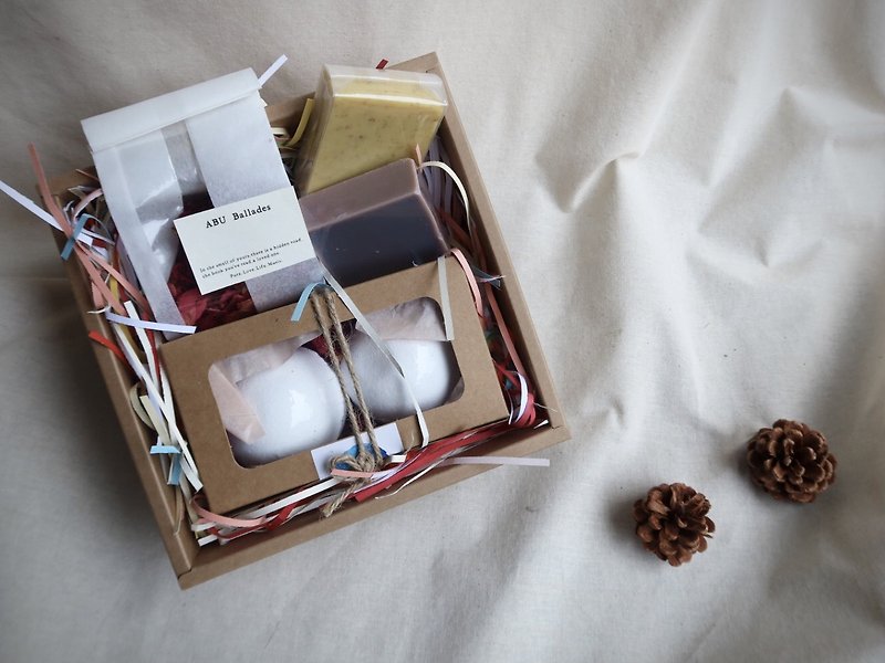 [Preferred Gift] Bath Bath gift box with a bag of flower petals - Body Wash - Essential Oils 