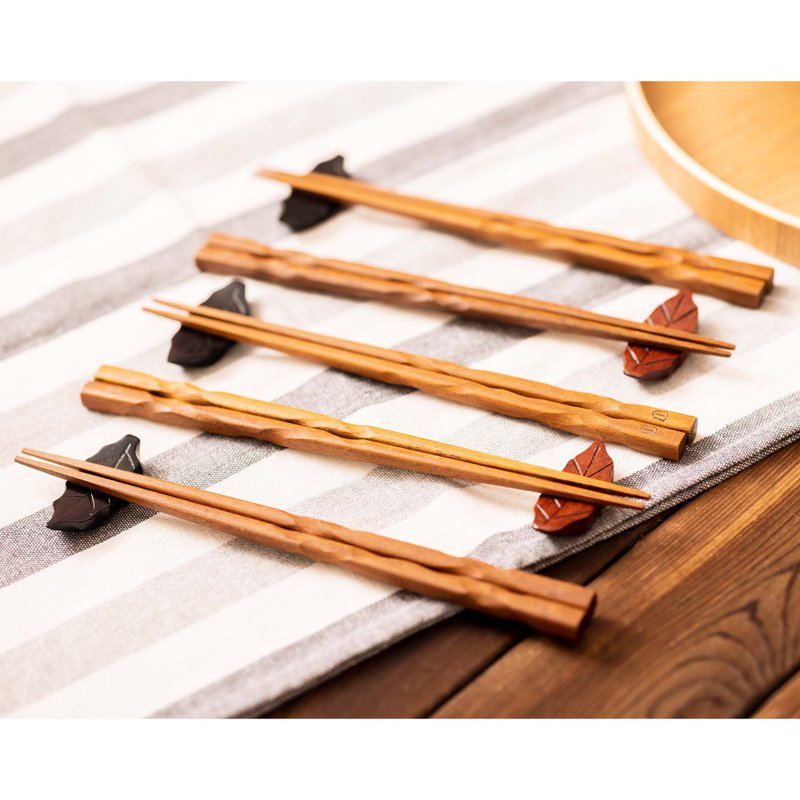 Islandoffer Creative Merbau wood spiral design chopsticks with pointed thick han - ตะเกียบ - ไม้ สีทอง