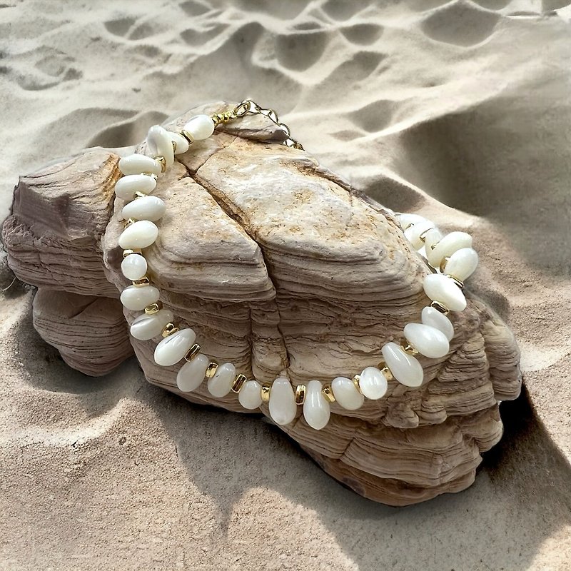 Elegant White Mother of Pearl Shell Teardrop Beads Bracelet - สร้อยข้อมือ - ไข่มุก ขาว