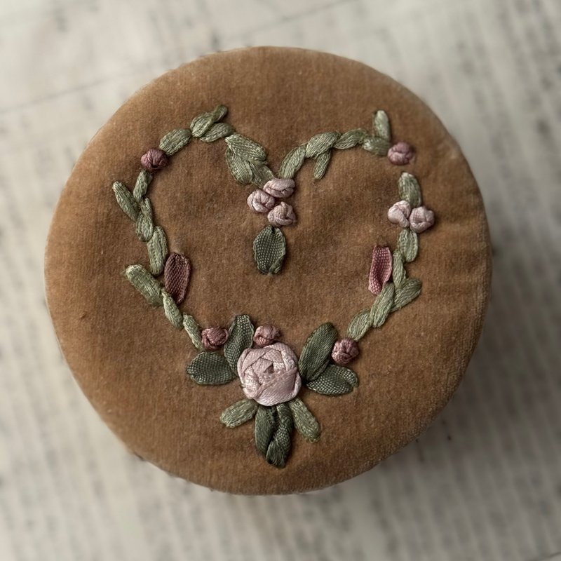 50523-迷人法國絲絨面手工緞帶刺繡立體花卉收納盒 - 居家收納/收納盒/儲物盒 - 其他材質 