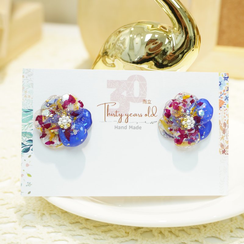 Colorful blue petal earrings - ต่างหู - พืช/ดอกไม้ สีน้ำเงิน