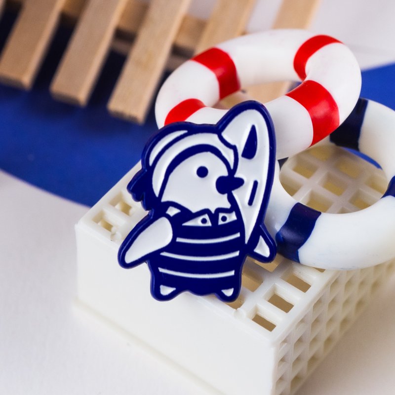 Penguin Surfer Dyed Metal Enamel Pin — Penguin Swim Club - 胸針 - 其他金屬 藍色