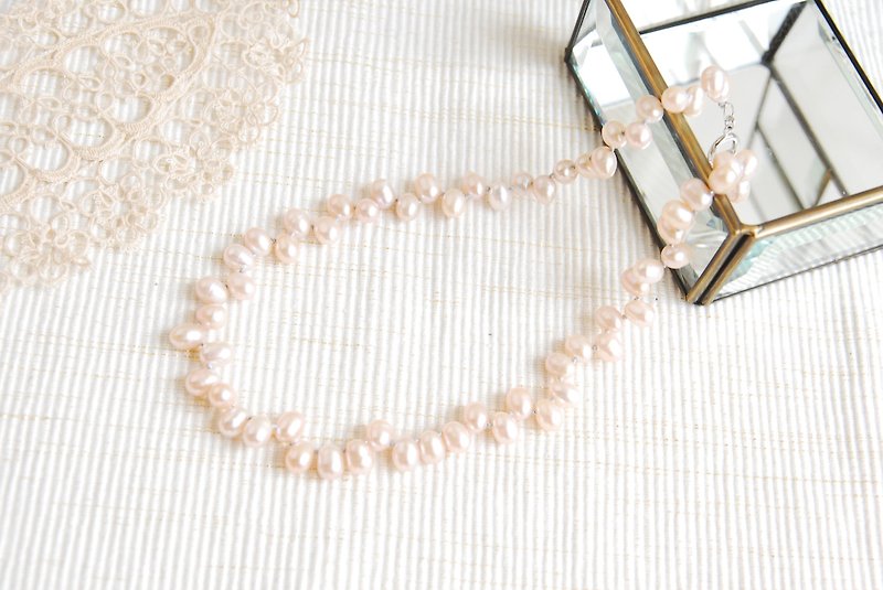 Larger Cleopatra pearl necklace (light pink) - Necklaces - Gemstone Pink