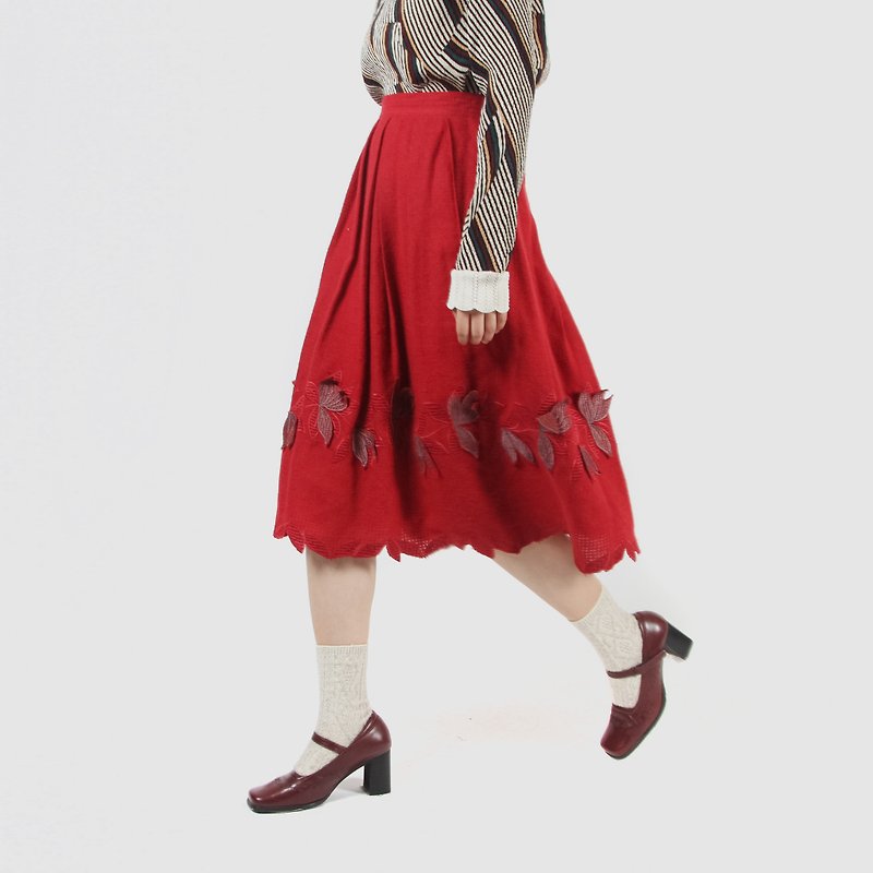 [Egg Plant Vintage] Carmine Red Flower Wool Applique Skirt - Skirts - Wool Red