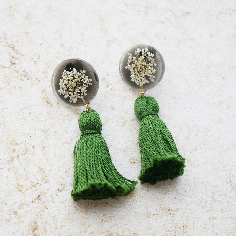 Pressed flowers and tassels earrings - Earrings & Clip-ons - Resin Green