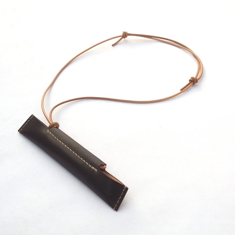 Pen Holder hanging from neck using Logwood(ログウッド)  Dyed Leather 【1 / いち】 - กล่องดินสอ/ถุงดินสอ - หนังแท้ สีดำ